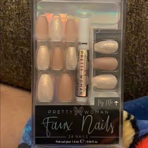Pretty  women Faux Nails set 24 with glue